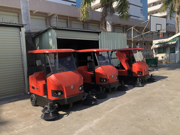 工廠電動(dòng)掃地車怎樣選擇？?jī)r(jià)格是多少