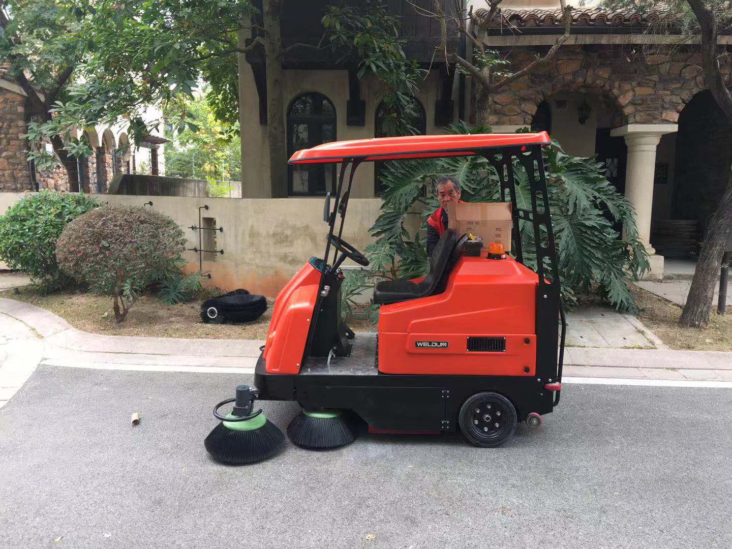 駕駛式掃地車可以解決哪些清潔問(wèn)題