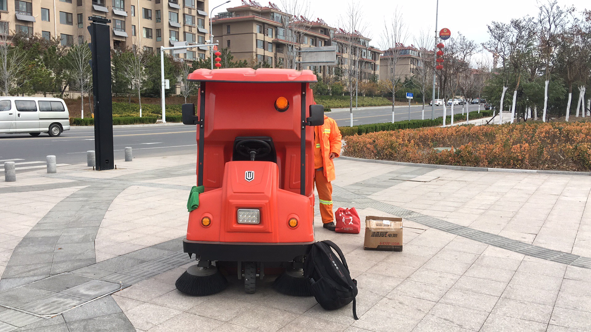 工廠購(gòu)買掃地機(jī)需要了解哪些方面