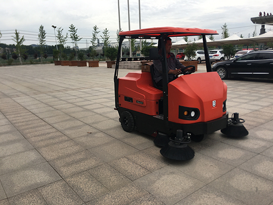  駕駛式掃地車(chē)使用壽命大約是幾年